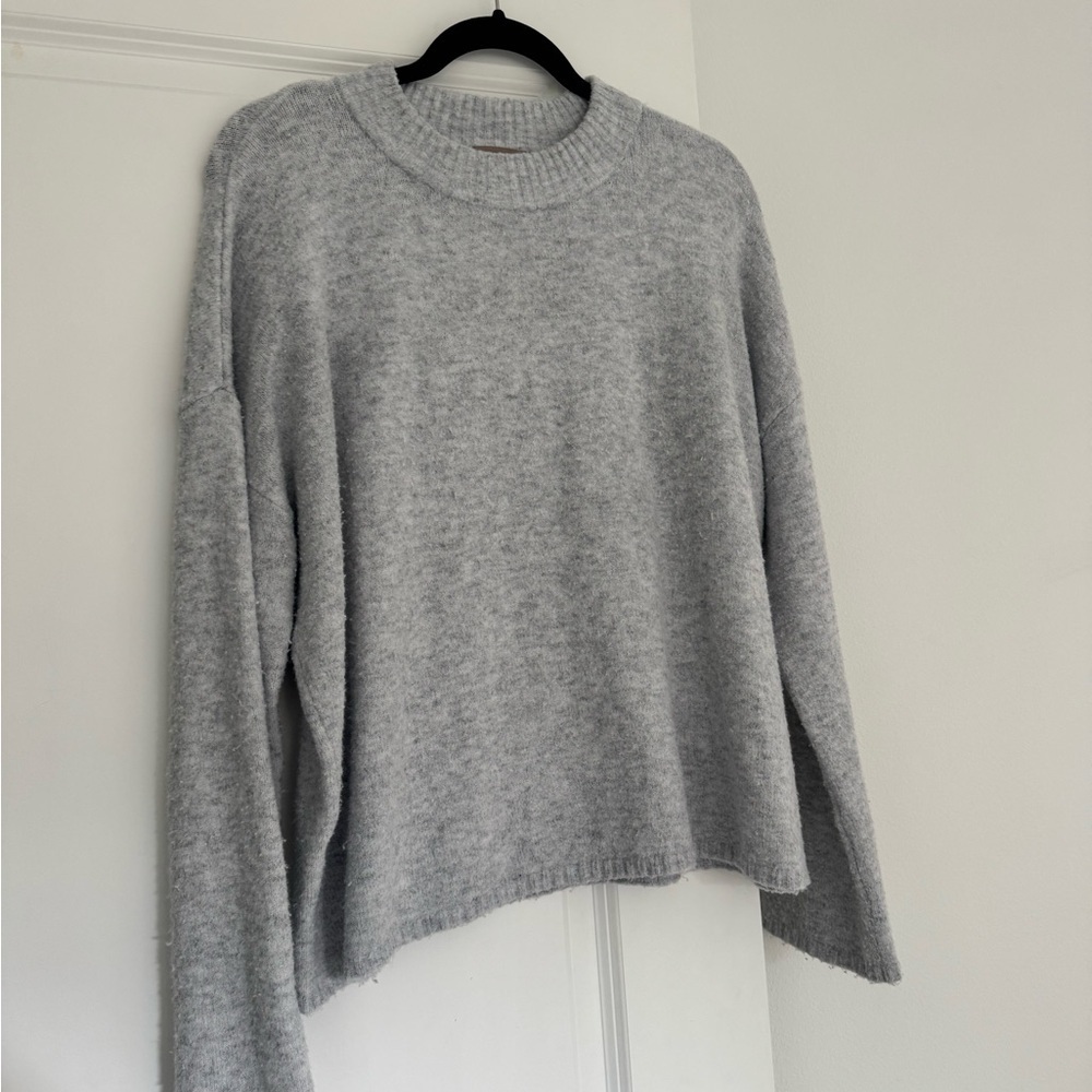 H&M women’s gray colored fuzzy knit crewneck sweater size medium